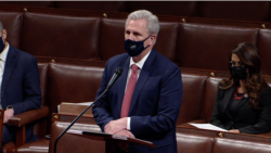 美國國會眾議院少數黨領袖麥卡錫（House Minority Leader Kevin McCarthy, R-CA）2021年1月13日在院會發言。（網絡視頻截圖）