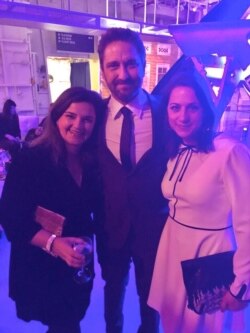 Selena Arizanović sa sestrom Nevenom i Džerardom Batlerom, junakom franšize "Olimp je pao"