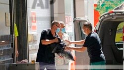 NNjë furgon po ngarkohet në konsullatën kineze në Houston, 23 korrik 2020