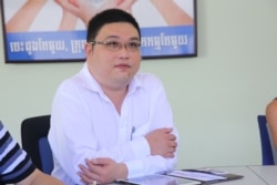 រូប​ឯកសារ៖ លោក ខេន លូ អគ្គលេខាធិការ​របស់​តំណាង​សមាគម​រោងចក្រ​កាត់ដេរ​នៅ​កម្ពុជា​ហៅ​កាត់​ថា ​GMAC នៅ​ក្នុង​រោងចក្រ​មួយ​ក្នុង​ទីក្រុង​ភ្នំពេញ កាល​ពី​ថ្ងៃ​ទី​២៨ ខែ​កក្កដា​ ឆ្នាំ​២០១៦។ (ហ៊ាន សុជាតា/វីអូអេ)