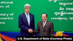 U.S. Secretary of State John Kerry, left, shakes hands with Cambodian Foreign Minister and Deputy Prime Minister Hor Namhong before a bilateral meeting at the Ministry of Foreign Affairs in Phnom Penh, Cambodia, Jan. 26, 2016.