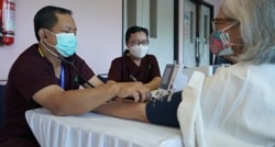 80 tenaga kesehatan lansia menerima vaksinasi COVID-19 di RSUP Fatmawati.(Foto: Courtesy/Kemenkes)