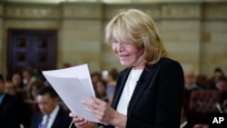 La exfiscal venezolana Luisa Ortega muestra documentos, durante antejuicio de mérito en Colombia, el martes, 3 de abril de 2018, que afirma prueban que el presidente Nicolás Maduro aceptó sobornos de la compañía constructora brasileña Odebrect.