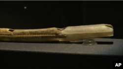 سازی شبیه فلوت ساخته شده از عاج ماموت، از تقریباً ۴۰ هزار سال پیش