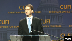 科頓參議員2018年7月在一場活動中講話（美國之音照片）