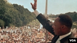 Dr. Martin Luther King Jr. melambai kepada massa pawai politik di Washington, DC sebelum menyampaikan pidato bersejarahnya "I Have a Dream" pada 28 Agustus 1963 (foto: dok).