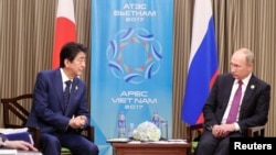 安倍與普京2017年11月10日出席APEC峰會時會面（路透社）