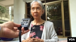 Chea Vannath, an independent political analyst, speaks with VOA Khmer's Sok Khemara, at her home, on Wednesday October 21, 2015. (Photo: Sok Khemara/VOA Khmer)