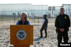 AQSh Ichki xavfsizlik vaziri Kirsten Nilsen immigratsiya siyosatiga izoh bermoqda. 20-noyabr, 2018-yil