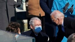 Presidenti Biden përshëndetet me kreun e republikanëve në Senat, Mitch McConnell