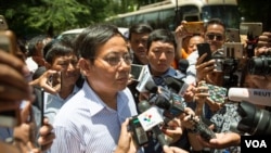 អ្នកសារព័ត៌មានចោមរោមសួរលោក ផែង ហេង សហមេធាវីការពារក្ដីឱ្យលោក កឹម សុខា មេដឹកនាំ​គណបក្សជំទាស់ នៅខាងក្រៅអគារតុលាការកំពូល កាលពីថ្ងៃទី២២ ខែសីហា ឆ្នាំ២០១៨។ (ទី អូលីស្សា/VOA)