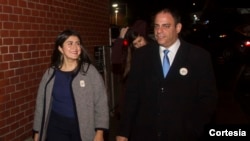 Jessica camina junto a Costa Constantinides, represente del Distrito 22 de Nueva York.