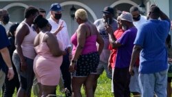 Predsednik SAD Džo Bajden razgovara sa stanovnicima mesta Laplas u Luizijani