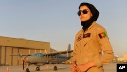 نیلوفر رحمانی اکنون در ایالات متحده پرواز طیاره های بزرگ ترانسپورتی نظامی را می‌آموزد