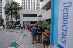 香港選民排隊為泛民主派立法會選舉初選投票。（2020年7月11日）