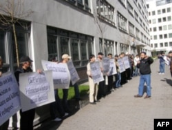 Qozog'iston o'zbek qochqinlarini vatanga qaytarmasin, deydi muhojirlar