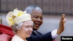 Нельсон Мандела та королева Великобританії Єлизавета ІІ, 9 липня 1996 року