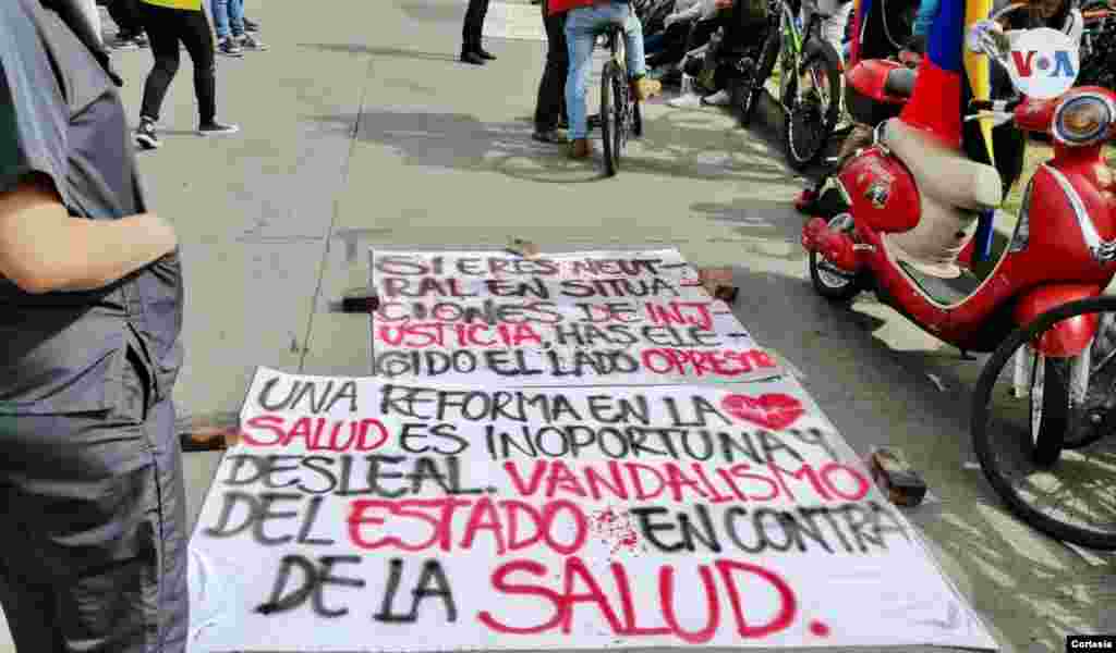 Gran parte de la manifestación del sábado en este punto fue pacífica. Carteles, banderas, música y muestras artísticas se vieron durante el día.