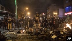 Manifestants affrontant la police après la mort d'un homme en garde à vue, dans le quartier de Villa Luz à Bogota, Colombie, 9 septembre 2020. (Photo AP)