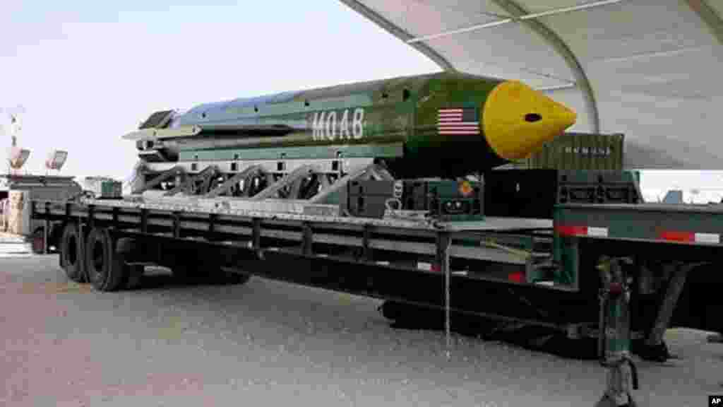 Wani bam mafi girma da ba na nukiliya ba, da aka sako kan wani kogo dake Afghanistan ranar Alhamis, 13 ga watan Afrilu shekara 2017. 