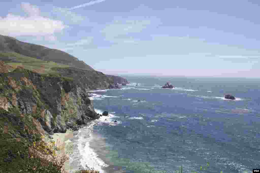 Big Sur rayoni. Tinch okeani bo'yidagi bu hudud mashhur turistik maskandir. Ispan tilidan tarjima qilganda "katta janub" ma'nosini beradi. O'tmishda ispan jamoalari endi ko'chib kelib, Monterey shahriga asos solgan. Sohilbo'yidagi bu hudud Montereydan janubda bo'lgani uchun "Big Sur" deya atala boshlagan.