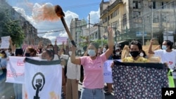 រូបឯកសារ៖ ក្រុម​បាតុករ​កាន់​ផ្ទាំង​ពាក្យ​ស្លោក​ ក្នុង​ពេល​ធ្វើ​បាតុកម្ម​នៅ​ទីក្រុង​រ៉ង់ហ្គូន ប្រទេស​មីយ៉ាន់ម៉ា ថ្ងៃទី១៤ ខែកក្កដា ឆ្នាំ២០២១។ 