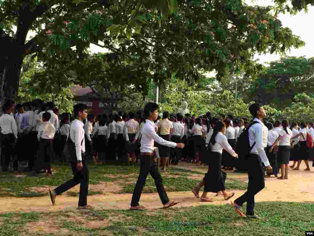 Robot 'nenek sihir' yang digerakkan dengan remote, terbang pada malam perayaan Halloween di atas Encinitas, California, AS.