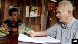 លោក​ថេត សម្បត្តិ​ ផលិតករ​រឿង​«សត្រូវ​របស់​ប្រជាជន» សម្ភាស​​អតីត​មេ​ដឹកនាំ​ខ្មែរ​ក្រហម​លោក​ នួន ជាមុនពេលចាប់ខ្លួន​