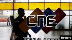 El logo del Consejo Nacional Electoral (CNE) se muestra en su sede en Caracas, Venezuela.