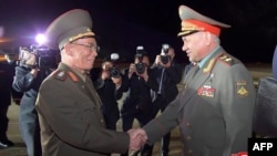 រូបថត​ផ្សាយ​ដោយ​ទីភ្នាក់ងារ​ព័ត៌មាន​មជ្ឈិម​កូរ៉េ​នេះ​បង្ហាញ​រដ្ឋមន្ត្រី​ការពារ​ជាតិ​រុស្ស៊ី​លោក Sergei Shoigu (ស្តាំ) ត្រូវ​បាន​ស្វាគមន៍​ដោយ​រដ្ឋមន្ត្រី​ការពារ​ជាតិ​កូរ៉េខាងជើង លោក Kang Sun Nam អាកាសយានដ្ឋាន​អន្តរជាតិ​ក្រុង​ព្យុងយ៉ាង កាល​ពី​ថ្ងៃ​ទី​២៥ ខែ​កក្កដា ឆ្នាំ​២០២៣។