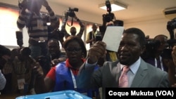 Isaías Samakuva, líder da UNITA, vota em Luanda, Angola. 23 de Agosto