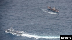 厄瓜多爾軍艦2020年8月7日在加拉帕戈斯群島附近海域上監視外國漁船（路透社）