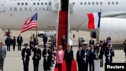 Presiden Perancis Emmanuel Macron dan istrinya Brigitte Macron tiba di di Pangkalan Udara Militer AS, Andrews, di Maryland, 23 April 2018. 