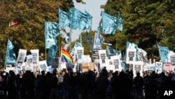 Manifestantes marchan en Washington hacia el Capitolio para demandar que el Congreso investigue a la NSA.