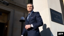 2025年1月27日，美國國防部長皮特·赫格塞斯抵達華盛頓特區五角大樓，開始他的第一天正式工作，並與媒體發表演說。 (Photo by SAUL LOEB / AFP)