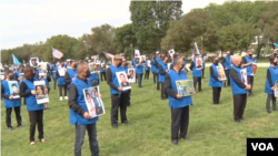 10月1日中國共產黨建政71週年之際，數百名民主活動人士聚集在美國國會大廈前，抗議中共暴政