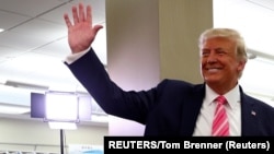 Američki predsjednik Donald Trump pošto je prijevremeno glasao na predsjedničkim izborima u West Palm Beachu (Foto: REUTERS/Tom Brenner)