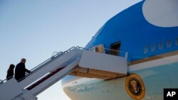 លោក ដូណាល់ ត្រាំ ប្រធានាធិបតី​សហរដ្ឋ​អាមេរិក និង​ភរិយា ឡើង​ជិះ​យន្ត​ហោះ​ Air Force One ធ្វើ​ដំណើរ​ទៅ​ក្រុង Las Vegas ដើម្បី​ជួប​ជន​រងគ្រោះ។