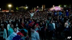 Des supporters français regardent le match d’ouverture de l'Euro 2016 entre la France et la Roumanie à Lille, Nord de la France, 10 juin 2016. (AP Photo / Michel Spingler)