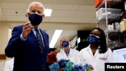 ប្រធានាធិបតីសហរដ្ឋអាមេរិកលោក Joe Biden ថ្លែងនៅក្នុងអំឡុងពេលធ្វើទស្សនកិច្ចនៅវិទ្យាស្ថានសុខាភិបាលជាតិ ក្នុងរដ្ឋធានីវ៉ាស៊ីនតោន កាលពីថ្ងៃព្រហស្បតិ៍ ទី១១ ខែកុម្ភៈ ឆ្នាំ២០២១។