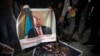 Un palestino sostiene un cartel con la foto del presidente de EE.UU., Donald Trump, durante protestas contra el plan de paz estadounidense en Belén, el lunes, 27 de enero de 2020.