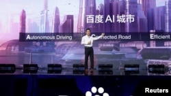 百度的聯合創始人，董事長兼首席執行官李彥宏2018年11月1日在北京舉行的百度世界大會和展覽會上展示百度最新的人工智能技術。