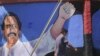 Un hombre pasa frente a un mural del presidente de Nicaragua, Daniel Ortega, durante las elecciones generales en Managua, Nicaragua, el domingo 7 de noviembre de 2021. (Foto AP/Andrés Nunes)
