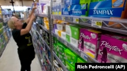 Рожевий податок на гігієнічні товари для жінок у США