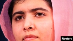 Tổng thống Mỹ Barack Obama (giữa) tham dự buổi lễ đặt vòng hoa tại tượng đài Jose Marti ở Quảng trường Cách mạng ở thủ đô Havana bên cạnh Phó Chủ tịch Hội đồng Cuba Salvador Valdes Mesa (giữa, phải).