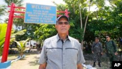 រូបឯកសារ៖ រដ្ឋមន្រ្តី​ក្រសួង​ការពារ​ជាតិ​ហ្វីលីពីន​លោក Delfin Lorenzana ធ្វើដំណើរ​ទៅកាន់​កោះ Pag-asa ដែល​ត្រូវបាន​គេ​ស្គាល់​ផងដែរ​ថា ឈ្មោះ Thitu ក្នុង​អំឡុង​ដំណើរ​ទស្សនកិច្ច​របស់​លោក​ទៅកាន់​ប្រជុំកោះ Spratlys នៅ​សមុទ្រចិន​ខាងត្បូង​ដែល​មាន​ជម្លោះ​នៅ​ថ្ងៃទី២១ ខែមេសា ឆ្នាំ២០១៧។