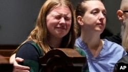 ნეშვილის სკოლაში მომხდარ სროლას გადარჩენილები, მათი ოჯახები და მეგობრები ადგილობრივ ეკლესიაში ლოცულობენ