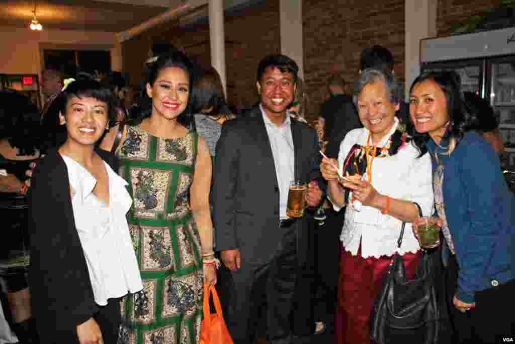 Cambodian-American Seda Nak, venue host and owner of Shopkeepers Gallery (left) and other Cambodian-guests and organizers at a Washington, DC fundraiser and silent auction organized by Caring for Cambodia, a non-profit to help support 21 impoverished schools in Cambodia's Siem Reap province, May 4, 2017. (VOA Khmer)&nbsp;
