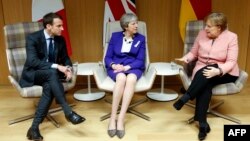 Президент Франції Еммануель Макрон, прем’єр-міністр Британії Тереза Мей та канцлер Німеччини Анґела Меркель у Брюсселі 22 березня 2018