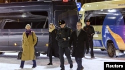 Прем’єр-міністр Фінляндії Петтері Орпо та начальник прикордонної служби Фінляндії генерал-лейтенант Пасі Костамоваара прибувають на пресбрифінг на прикордонний пункт пропуску Вартіус у Кухмо, Східна Фінляндія, 20 листопада 2023 р. (Фото: Lehtikuva/через REUTERS)